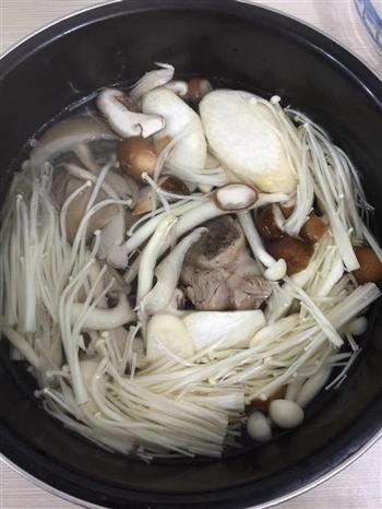 鲜菇龙骨汤一一营养高汤怎么做，鲜菇龙骨汤一一营养高汤怎么做好吃，鲜菇龙骨汤一一营养高汤做法