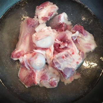 鲜菇龙骨汤一一营养高汤怎么做，鲜菇龙骨汤一一营养高汤怎么做好吃，鲜菇龙骨汤一一营养高汤做法