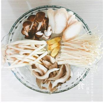 鲜菇龙骨汤一一营养高汤怎么做，鲜菇龙骨汤一一营养高汤怎么做好吃，鲜菇龙骨汤一一营养高汤做法