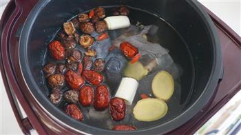 乌鸡香菇红枣汤怎么做，乌鸡香菇红枣汤怎么做好吃，乌鸡香菇红枣汤做法
