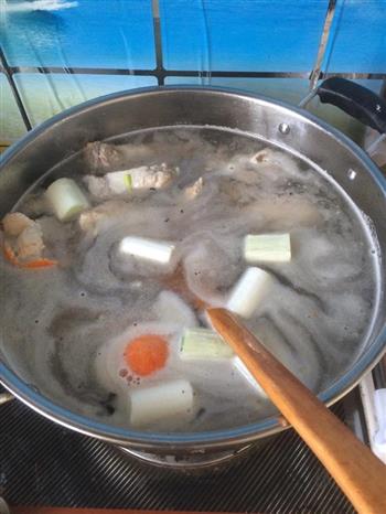 蒜香排骨汤怎么做，蒜香排骨汤怎么做好吃，蒜香排骨汤做法