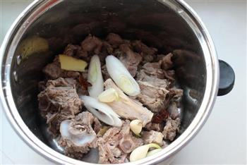 胡萝卜炖羊脖怎么做，胡萝卜炖羊脖怎么做好吃，胡萝卜炖羊脖做法