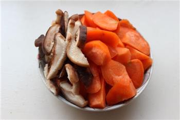 胡萝卜炖羊脖怎么做，胡萝卜炖羊脖怎么做好吃，胡萝卜炖羊脖做法
