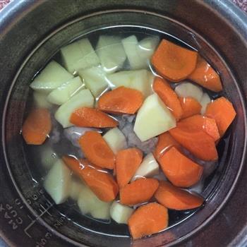 猪骨土豆胡萝卜汤怎么做，猪骨土豆胡萝卜汤怎么做好吃，猪骨土豆胡萝卜汤做法
