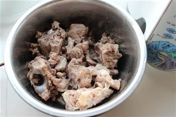 胡萝卜炖羊脖怎么做，胡萝卜炖羊脖怎么做好吃，胡萝卜炖羊脖做法