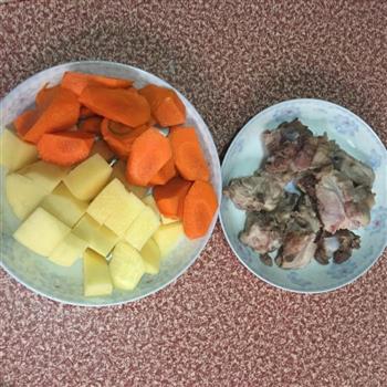 猪骨土豆胡萝卜汤怎么做，猪骨土豆胡萝卜汤怎么做好吃，猪骨土豆胡萝卜汤做法