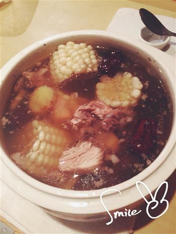 玉米板栗排骨汤怎么做，玉米板栗排骨汤怎么做好吃，玉米板栗排骨汤做法