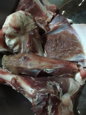 冬笋酸菜炖骨头怎么做，冬笋酸菜炖骨头怎么做好吃，冬笋酸菜炖骨头做法