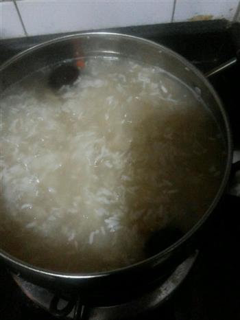 银耳莲子酒糟汤怎么做，银耳莲子酒糟汤怎么做好吃，银耳莲子酒糟汤做法