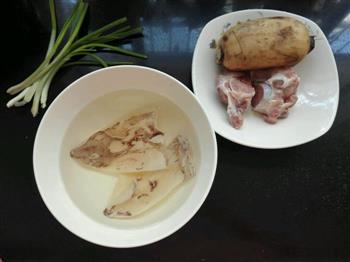 鱿鱼干莲藕猪骨汤怎么做，鱿鱼干莲藕猪骨汤怎么做好吃，鱿鱼干莲藕猪骨汤做法