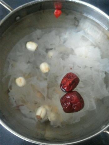银耳莲子酒糟汤怎么做，银耳莲子酒糟汤怎么做好吃，银耳莲子酒糟汤做法