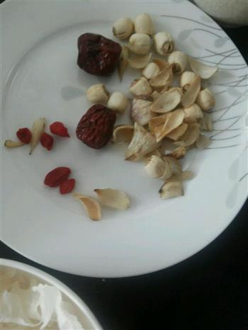 银耳莲子酒糟汤怎么做，银耳莲子酒糟汤怎么做好吃，银耳莲子酒糟汤做法