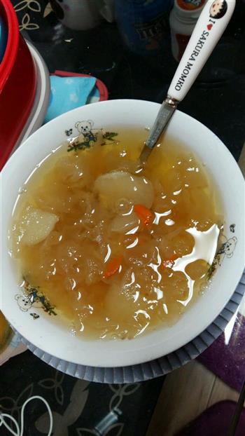 银耳雪梨枸杞汤怎么做，银耳雪梨枸杞汤怎么做好吃，银耳雪梨枸杞汤做法