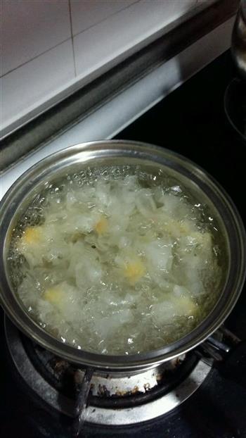 银耳雪梨枸杞汤怎么做，银耳雪梨枸杞汤怎么做好吃，银耳雪梨枸杞汤做法