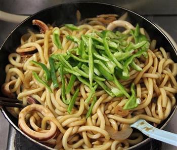鱿鱼炒乌冬面怎么做，鱿鱼炒乌冬面怎么做好吃，鱿鱼炒乌冬面做法