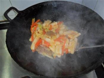 腊肠炒年糕怎么做，腊肠炒年糕怎么做好吃，腊肠炒年糕做法