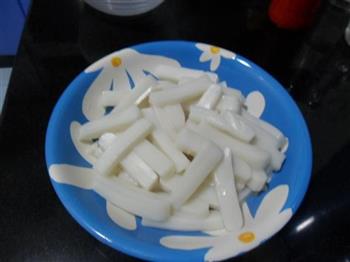 腊肠炒年糕怎么做，腊肠炒年糕怎么做好吃，腊肠炒年糕做法