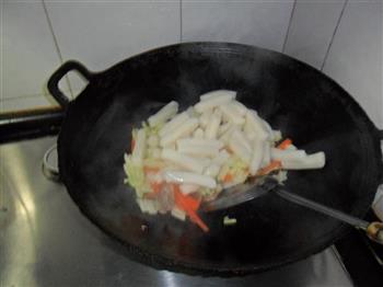 腊肠炒年糕怎么做，腊肠炒年糕怎么做好吃，腊肠炒年糕做法
