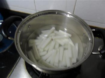 腊肠炒年糕怎么做，腊肠炒年糕怎么做好吃，腊肠炒年糕做法