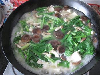 香菇豆腐小白菜汤怎么做，香菇豆腐小白菜汤怎么做好吃，香菇豆腐小白菜汤做法