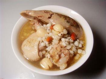 莲子薏米煲鸭汤怎么做，莲子薏米煲鸭汤怎么做好吃，莲子薏米煲鸭汤做法