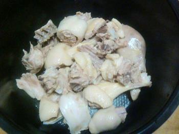 莲子薏米煲鸭汤怎么做，莲子薏米煲鸭汤怎么做好吃，莲子薏米煲鸭汤做法