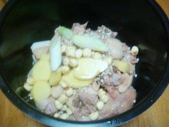 莲子薏米煲鸭汤怎么做，莲子薏米煲鸭汤怎么做好吃，莲子薏米煲鸭汤做法