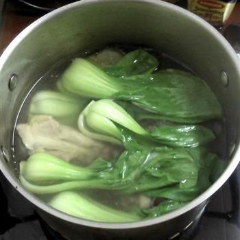 香菇鸡腿竹荪汤怎么做，香菇鸡腿竹荪汤怎么做好吃，香菇鸡腿竹荪汤做法