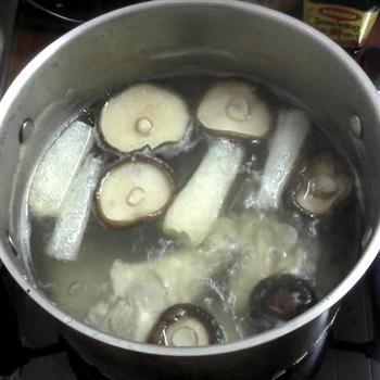 香菇鸡腿竹荪汤怎么做，香菇鸡腿竹荪汤怎么做好吃，香菇鸡腿竹荪汤做法