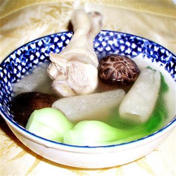 香菇鸡腿竹荪汤怎么做，香菇鸡腿竹荪汤怎么做好吃，香菇鸡腿竹荪汤做法