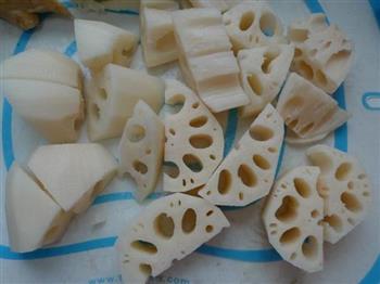 玉米莲藕脊骨汤怎么做，玉米莲藕脊骨汤怎么做好吃，玉米莲藕脊骨汤做法