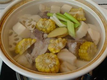 玉米莲藕脊骨汤怎么做，玉米莲藕脊骨汤怎么做好吃，玉米莲藕脊骨汤做法