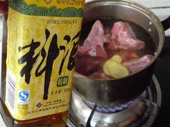 玉米莲藕脊骨汤怎么做，玉米莲藕脊骨汤怎么做好吃，玉米莲藕脊骨汤做法