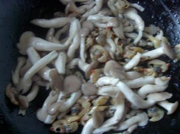 白玉菌菇蛤蜊汤怎么做，白玉菌菇蛤蜊汤怎么做好吃，白玉菌菇蛤蜊汤做法