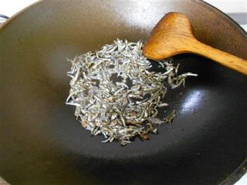 辣炒小鱼花生怎么做，辣炒小鱼花生怎么做好吃，辣炒小鱼花生做法