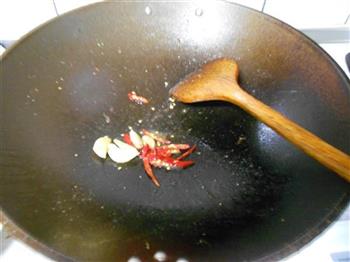 辣炒小鱼花生怎么做，辣炒小鱼花生怎么做好吃，辣炒小鱼花生做法