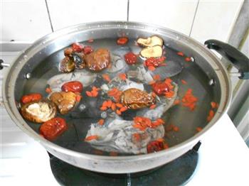 香菇红枣乌鸡汤怎么做，香菇红枣乌鸡汤怎么做好吃，香菇红枣乌鸡汤做法