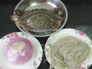 红膏蟹洋葱粉丝煲怎么做，红膏蟹洋葱粉丝煲怎么做好吃，红膏蟹洋葱粉丝煲做法