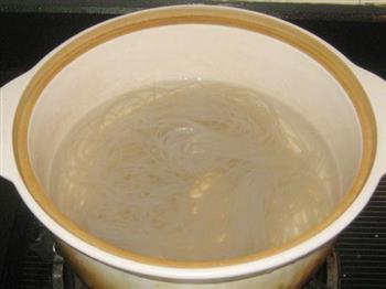 红膏蟹洋葱粉丝煲怎么做，红膏蟹洋葱粉丝煲怎么做好吃，红膏蟹洋葱粉丝煲做法