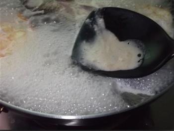 荷包蛋滚鲫鱼汤怎么做，荷包蛋滚鲫鱼汤怎么做好吃，荷包蛋滚鲫鱼汤做法