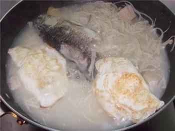 荷包蛋滚鲫鱼汤怎么做，荷包蛋滚鲫鱼汤怎么做好吃，荷包蛋滚鲫鱼汤做法