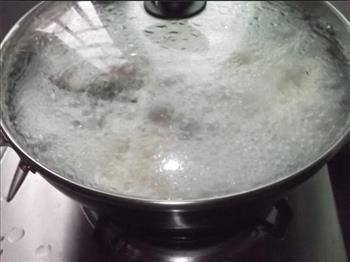 荷包蛋滚鲫鱼汤怎么做，荷包蛋滚鲫鱼汤怎么做好吃，荷包蛋滚鲫鱼汤做法