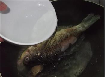 荷包蛋滚鲫鱼汤怎么做，荷包蛋滚鲫鱼汤怎么做好吃，荷包蛋滚鲫鱼汤做法