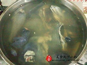 黄芪炖乌鸡怎么做，黄芪炖乌鸡怎么做好吃，黄芪炖乌鸡做法