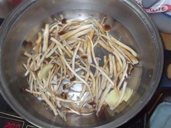 茶树菇肉片汤怎么做，茶树菇肉片汤怎么做好吃，茶树菇肉片汤做法