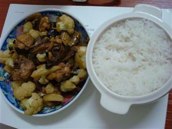 香菇花菜烩鸡肉怎么做，香菇花菜烩鸡肉怎么做好吃，香菇花菜烩鸡肉做法