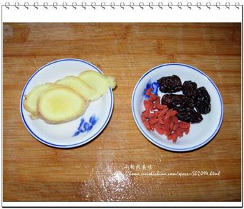 蘑菇炖鸡汤怎么做，蘑菇炖鸡汤怎么做好吃，蘑菇炖鸡汤做法
