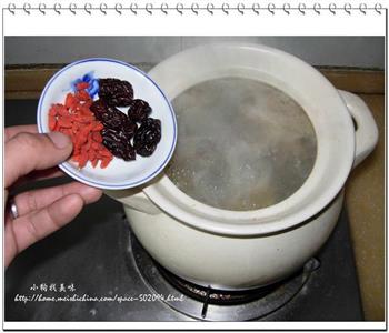 蘑菇炖鸡汤怎么做，蘑菇炖鸡汤怎么做好吃，蘑菇炖鸡汤做法