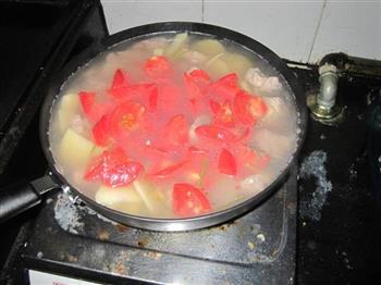 西红柿土豆小排汤怎么做，西红柿土豆小排汤怎么做好吃，西红柿土豆小排汤做法