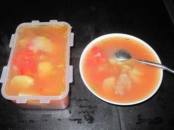 西红柿土豆小排汤怎么做，西红柿土豆小排汤怎么做好吃，西红柿土豆小排汤做法
